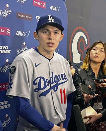 　試合後、取材に応じる佐々木（共同）