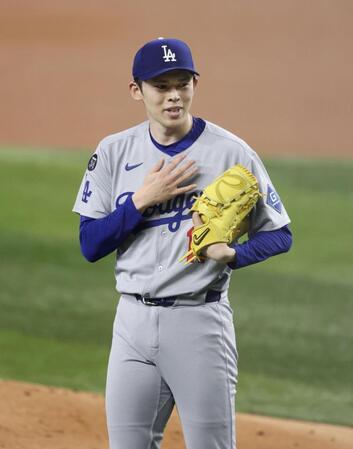 　１回、シーガーの大飛球を中堅手が好捕、胸をなで下ろす佐々木（共同）