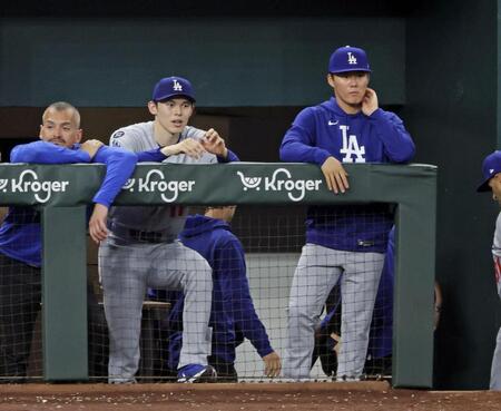 　９回、ガルシアがサヨナラ２ランを放ち、表情を曇らせる佐々木（中央）と山本（共同）