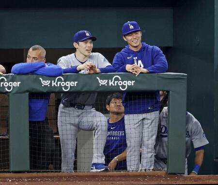 　９回、１点リードの中、山本（右）と笑顔で試合を見る佐々木（共同）