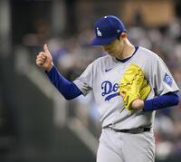 　６回、１死一塁でガルシアを併殺打に仕留め親指を立てる佐々木（共同）