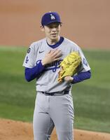 　１回、シーガーの大飛球を中堅手が好捕、胸をなで下ろす佐々木（共同）