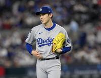 　１回、シーガーの大飛球を中堅手が好捕し笑顔の佐々木（共同）