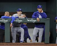 　９回、ガルシアがサヨナラ２ランを放ち、表情を曇らせる佐々木（中央）と山本（共同）