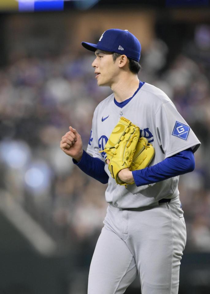 　６回、１死一塁でガルシアを併殺打に仕留めガッツポーズする佐々木（共同）