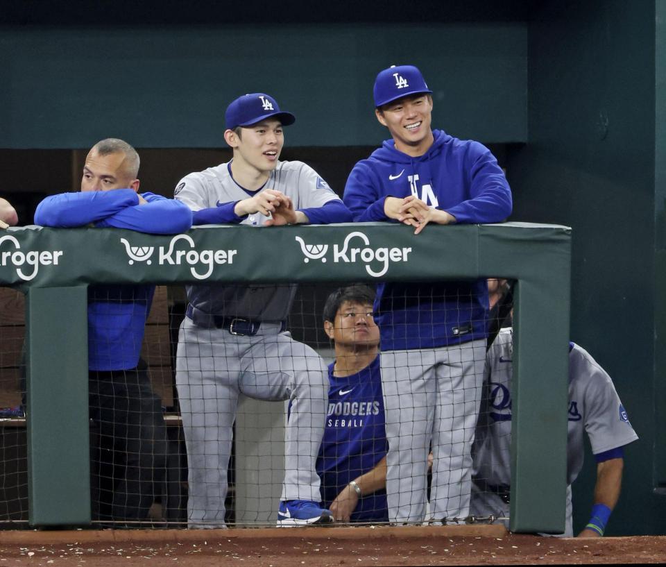 　９回、１点リードの中、山本（右）と笑顔で試合を見る佐々木（共同）