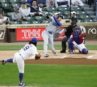 　カブス戦の１回、三ゴロを放つドジャース・大谷。失策で出塁する。投手今永＝シカゴ（共同）