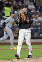 　４回、３者連続三振でピンチを切り抜け、グラブをたたく千賀（共同）