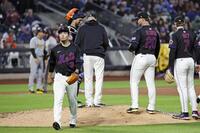 　６回途中、降板する千賀（共同）