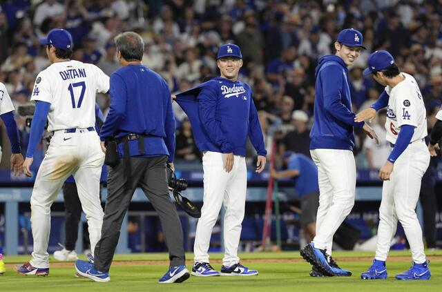 ホワイトソックスに勝利し、喜ぶドジャースの大谷(17)、山本(中央)、佐々木(右から2人目)ら(提供・共同通信社)