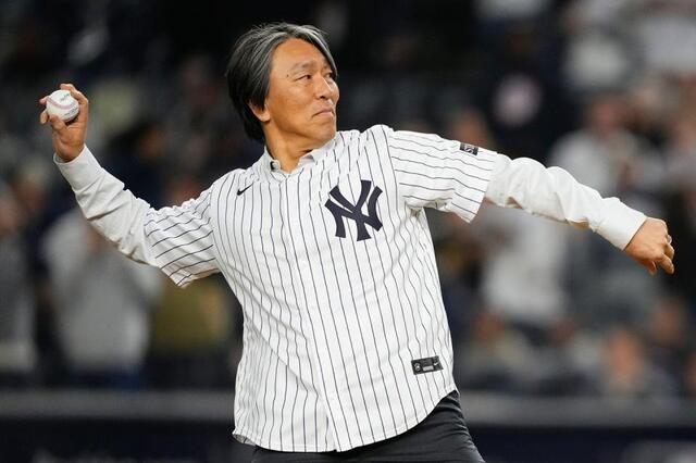 松井秀喜氏　ヤ軍ユニ姿で始球式登場