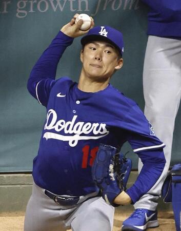 　ブルペンで投球する山本