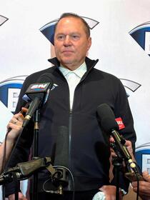 　取材に応じる今井の代理人ボラス氏（共同）