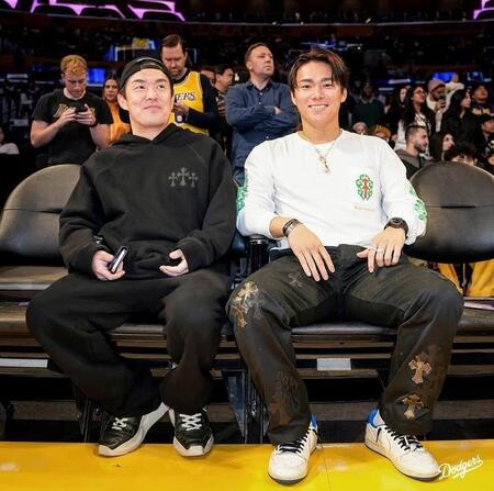 　レーカーズの試合を観戦する山本（右）＝ロサンゼルス・ドジャース提供