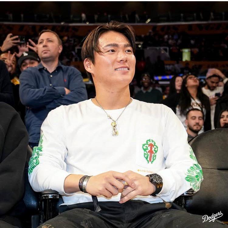 　レーカーズ戦を観戦する山本（ロサンゼルス・ドジャース提供）