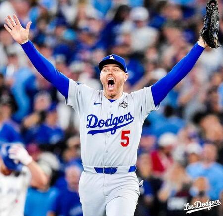 　優勝決定の瞬間、両手を広げて歓喜の表情を浮かべるフリーマン（ロサンゼルス・ドジャース提供）