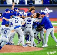 　山本のもとへ集まるドジャースナイン（ロサンゼルス・ドジャース提供）