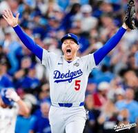 　優勝決定の瞬間、両手を広げて歓喜の表情を浮かべるフリーマン（ロサンゼルス・ドジャース提供）