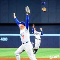 　優勝決定の瞬間、帽子とグラブを投げるベッツ（ロサンゼルス・ドジャース提供）