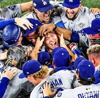 　マウンドでなぎ倒され笑みを浮かべる山本（ロサンゼルス・ドジャース提供）