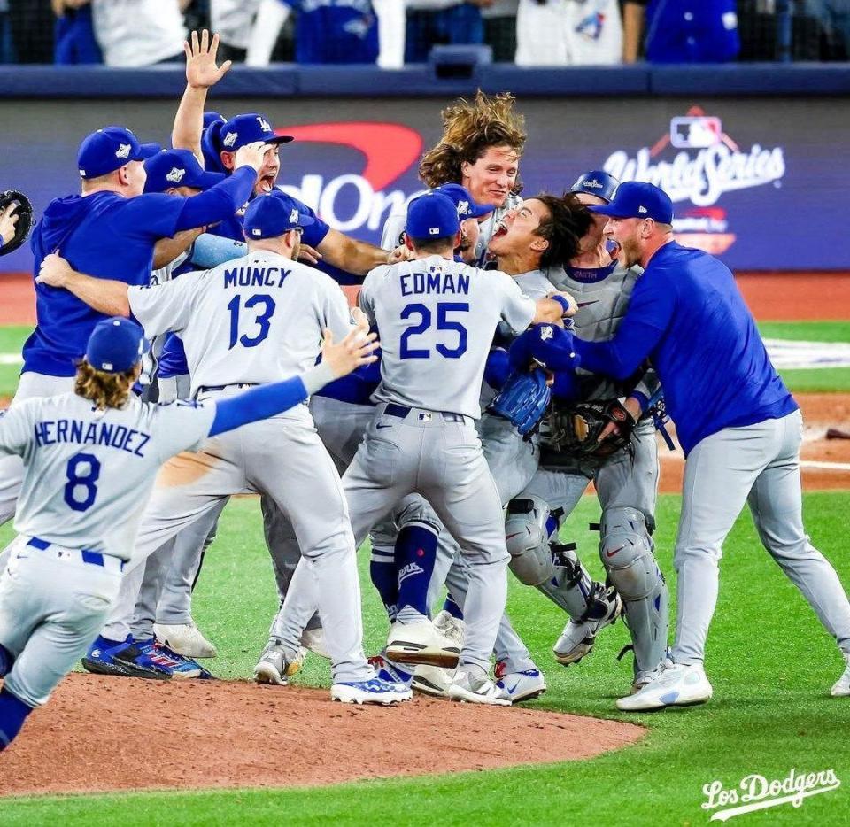 　山本のもとへ集まるドジャースナイン（ロサンゼルス・ドジャース提供）