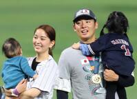 　松井（右）と笑顔を見せる妻の石橋杏奈＝２０２３年３月