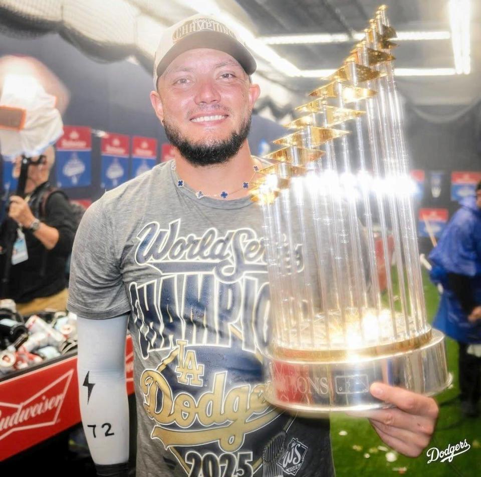 　トロフィーを手に笑みを浮かべるロハス（ロサンゼルス・ドジャース提供）