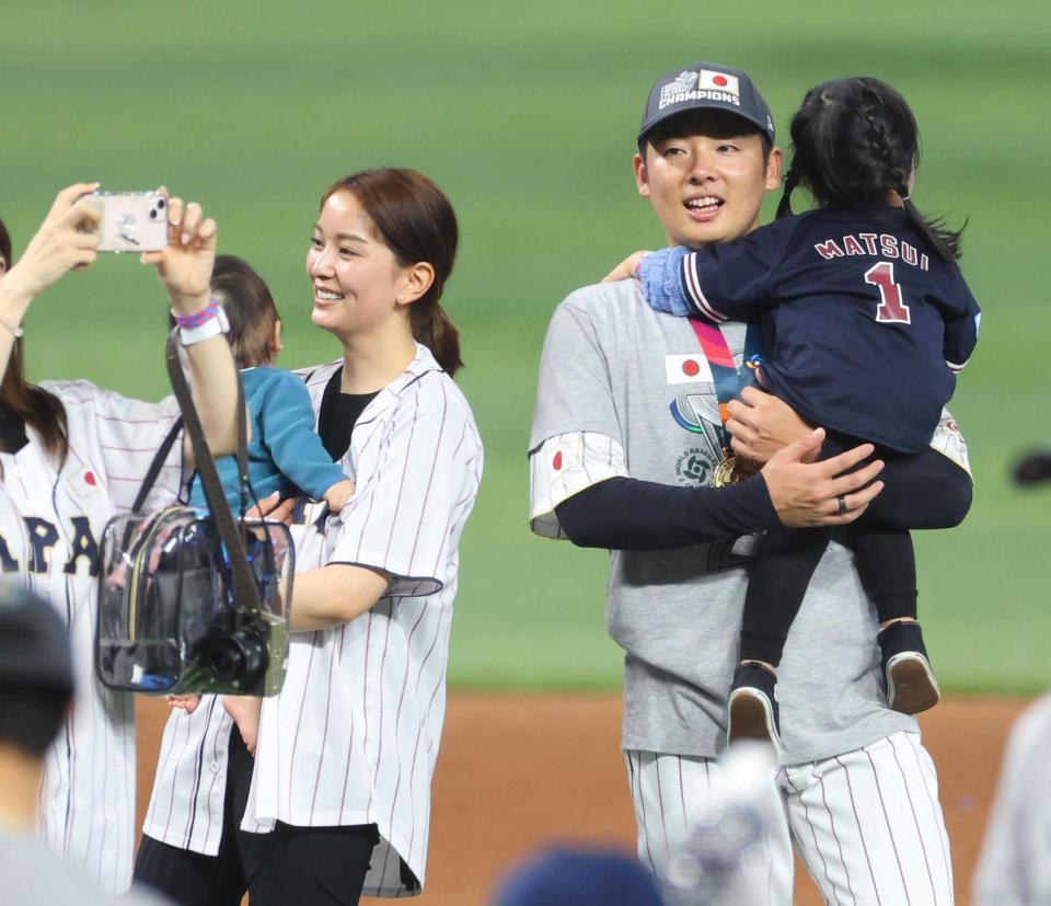 　松井裕樹（右）と石橋杏奈＝２０２３年３月