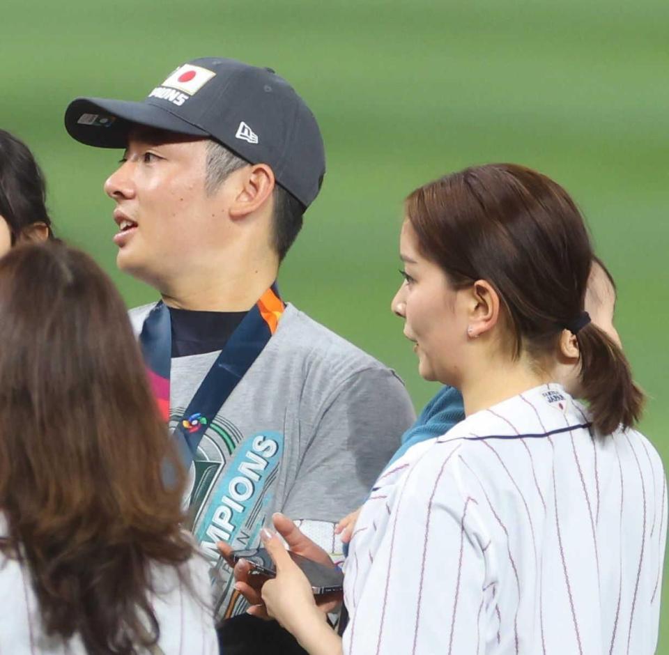 　松井裕樹（左）と石橋杏奈＝２０２３年３月