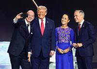 　サッカーＷ杯北中米３カ国大会の組み合わせ抽選会で写真に納まる（左から）ＦＩＦＡのインファンティノ会長、トランプ米大統領、メキシコのシェインバウム大統領、カナダのカーニー首相（共同）