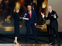 　サッカーＷ杯北中米３カ国大会の組み合わせ抽選会で「ＦＩＦＡ平和賞」を授与されたトランプ米大統領（中央）。右はインファンティノ会長（共同）