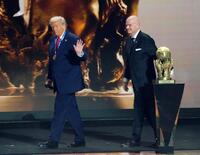 　サッカーＷ杯北中米３カ国大会の組み合わせ抽選会で、「ＦＩＦＡ平和賞」を授与され引き揚げるトランプ米大統領。右はインファンティノ会長（共同）