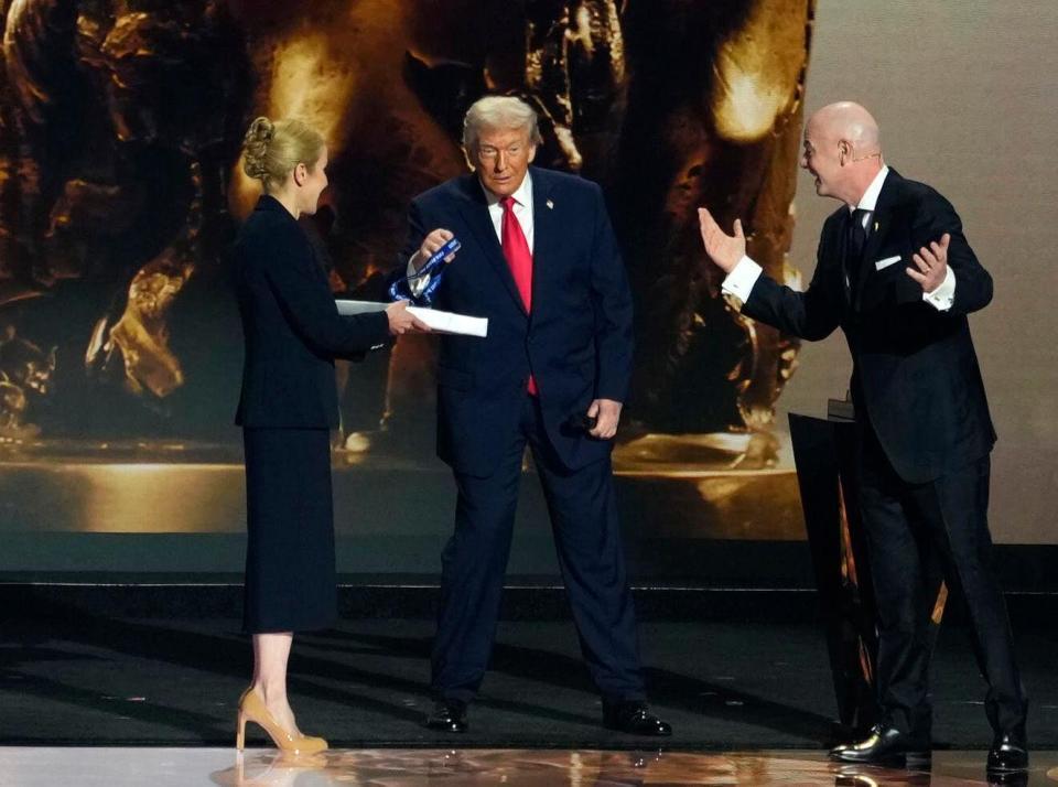 　サッカーＷ杯北中米３カ国大会の組み合わせ抽選会で「ＦＩＦＡ平和賞」を授与されたトランプ米大統領（中央）。右はインファンティノ会長（共同）