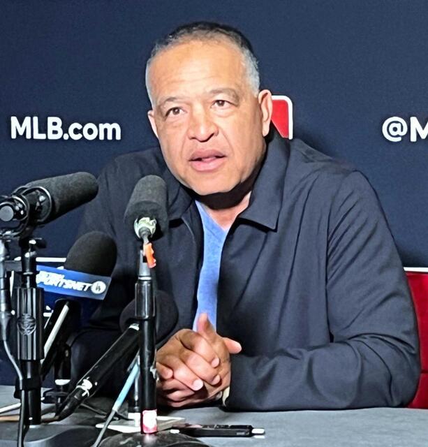 　ウインターミーティングで記者会見するドジャースのロバーツ監督（共同）