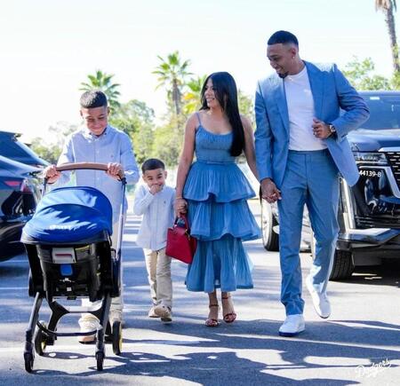 　家族と一緒にクラブハウスへ入るディアス（ロサンゼルス・ドジャース提供）