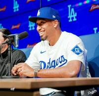 　入団会見を行うディアス（ロサンゼルス・ドジャース提供）