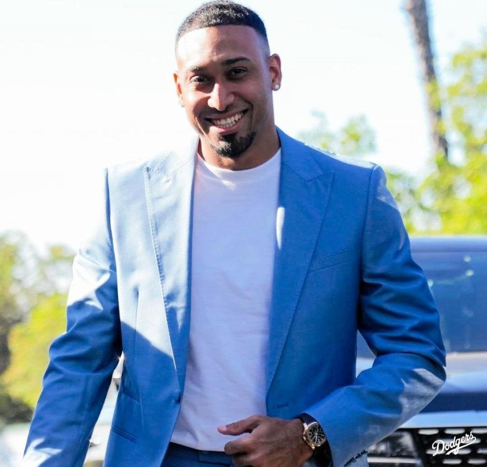 　クラブハウスへ入るディアス（ロサンゼルス・ドジャース提供）