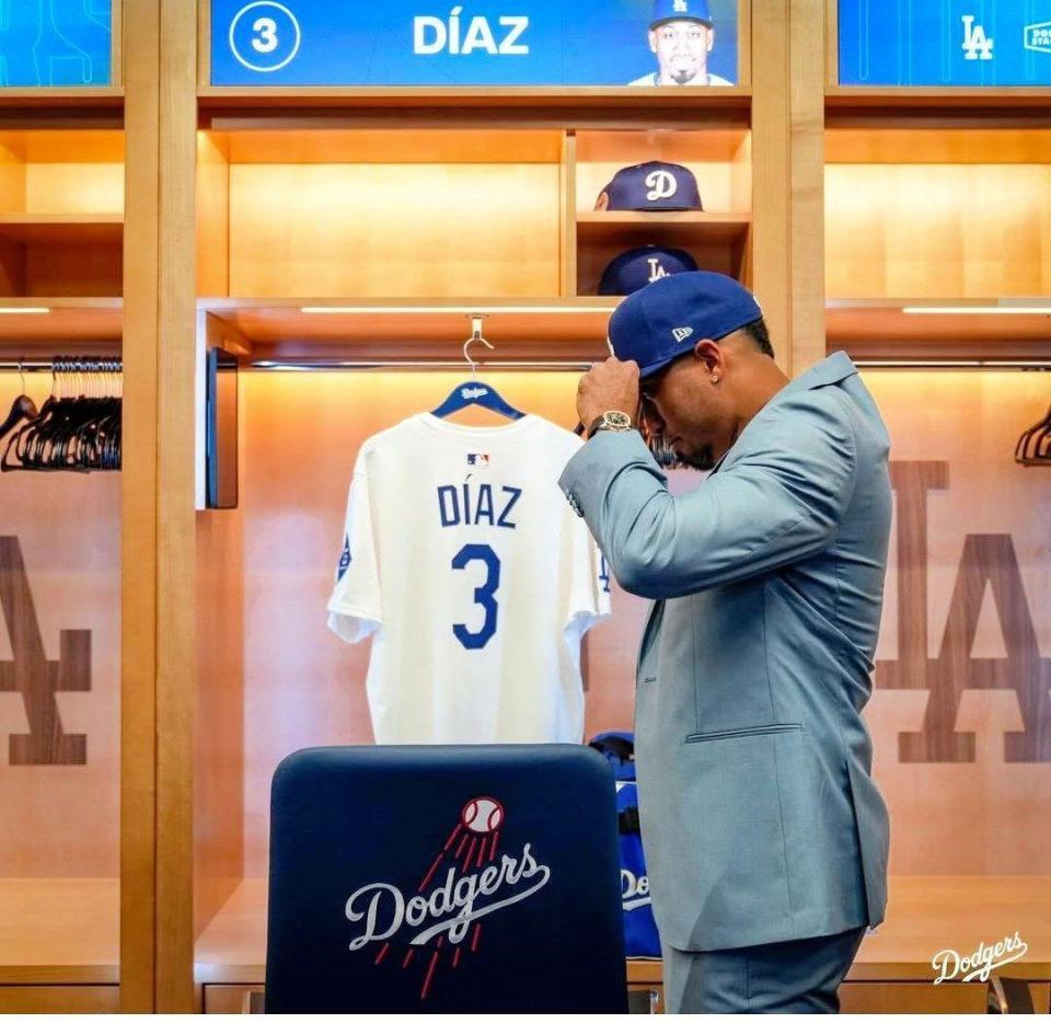 　ロッカーで帽子をかぶるディアス（ロサンゼルス・ドジャース提供）