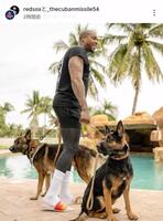 　チャップマンと愛犬たち。レッドソックスの球団公式インスタグラム（ｒｅｄｓｏｘ）より