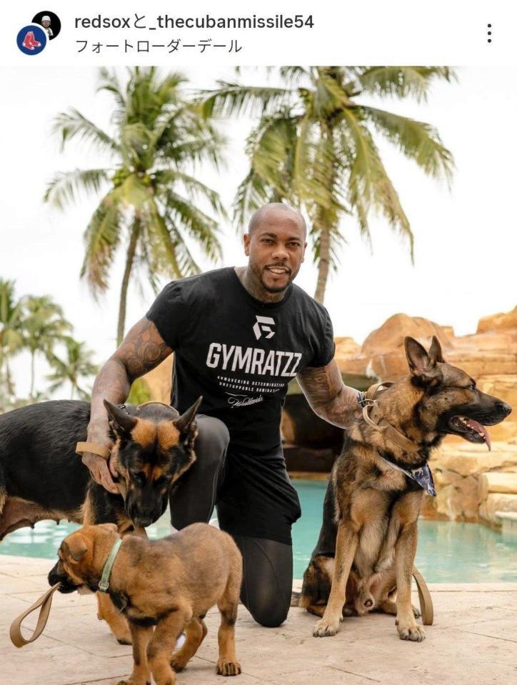 　チャップマンと愛犬たち。レッドソックスの球団公式インスタグラム（ｒｅｄｓｏｘ）より