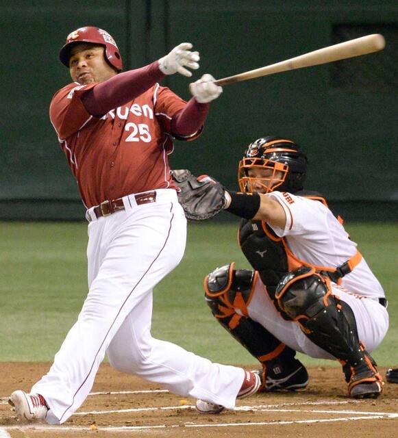 　１３年１０月、巨人との日本シリーズ第４戦で先制３ランを放つ楽天のジョーンズ