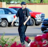 　キャンプ施設に入る佐々木朗希（ロサンゼルス・ドジャース提供）