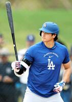 　実戦形式の練習で打席に立つドジャース・大谷（共同）
