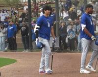 ライブＢＰを終えて笑顔を見せる大谷（撮影・小林信行）