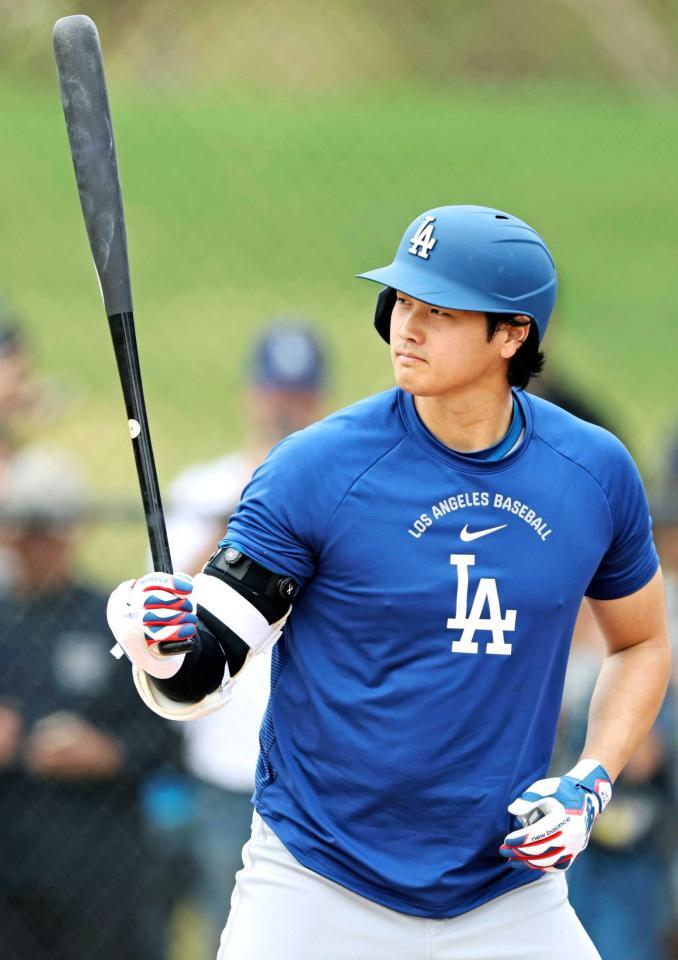 　実戦形式の練習で打席に立つドジャース・大谷（共同）