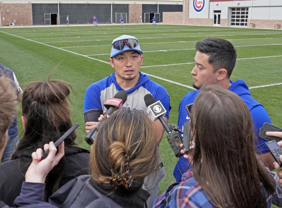 キャンプ初日、練習を終え、メディアの取材を受ける鈴木（共同）