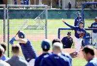 　実戦形式の練習に初登板した大谷（共同）