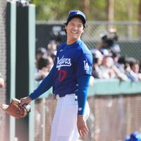 　登板を終え、笑顔を見せる大谷（共同）