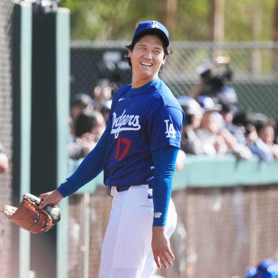 　登板を終え、笑顔を見せる大谷（共同）