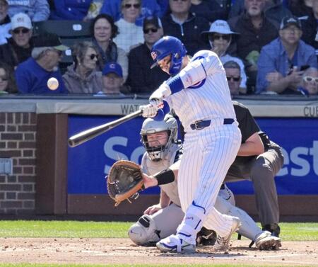 　ホワイトソックス戦の１回、ソロ本塁打を放つ鈴木＝メサ（共同）